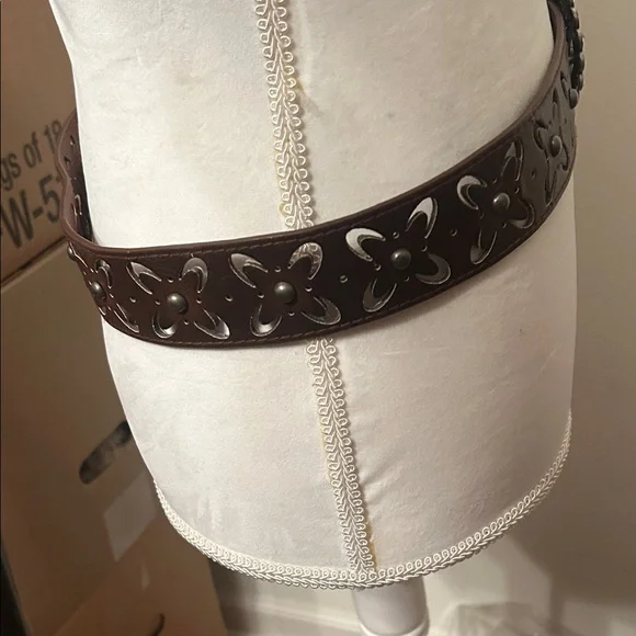 Brown Leather Western Belt with Rhinestone Floral Buckle – Boho Cowgirl Style - Picture 6 of 12